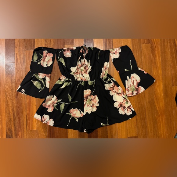 Off the Shoulder Bell Sleeve Romper - Picture 3 of 8